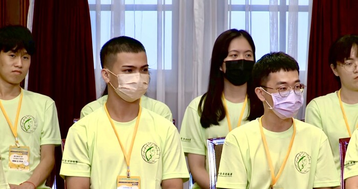 (左二)印尼國際志工隊隊長黃王麒翔同學